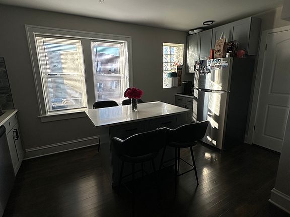 3rd image of 5549 N Lincoln Ave #2