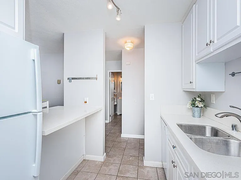 1645 Emerald St #1L — Photo 44