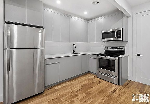 4th image of 707 Lafayette Ave #1A