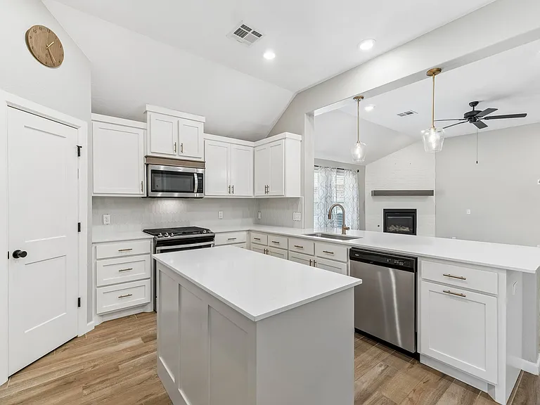 6509 NW 150th Ter — Photo 11