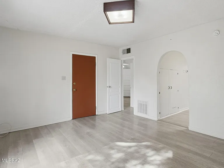 1419 E Linden St — Photo 3