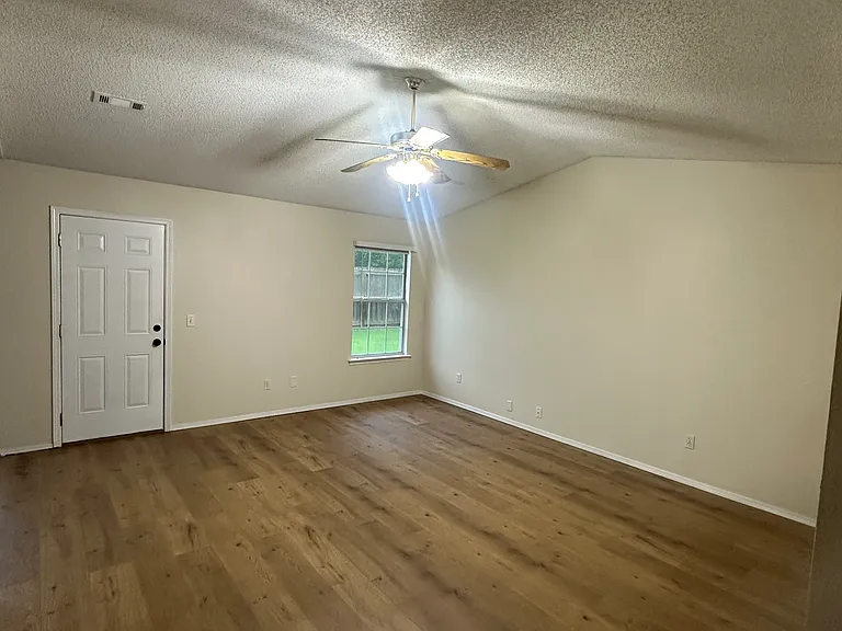 1459 Fredonia St — Photo 3