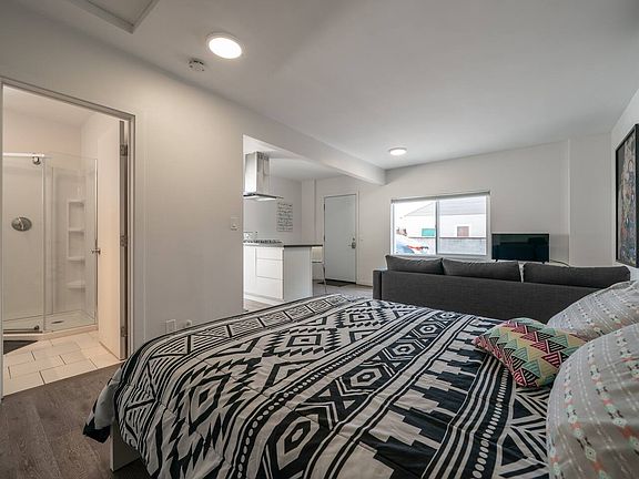 4th image of 2226 N Catalina St #B