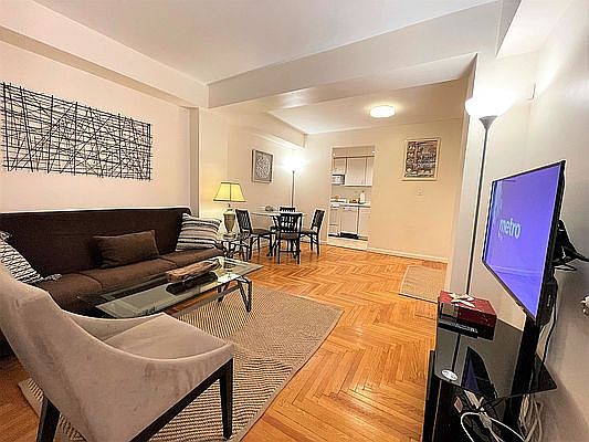 4th image of 210 E 47th St #6CC