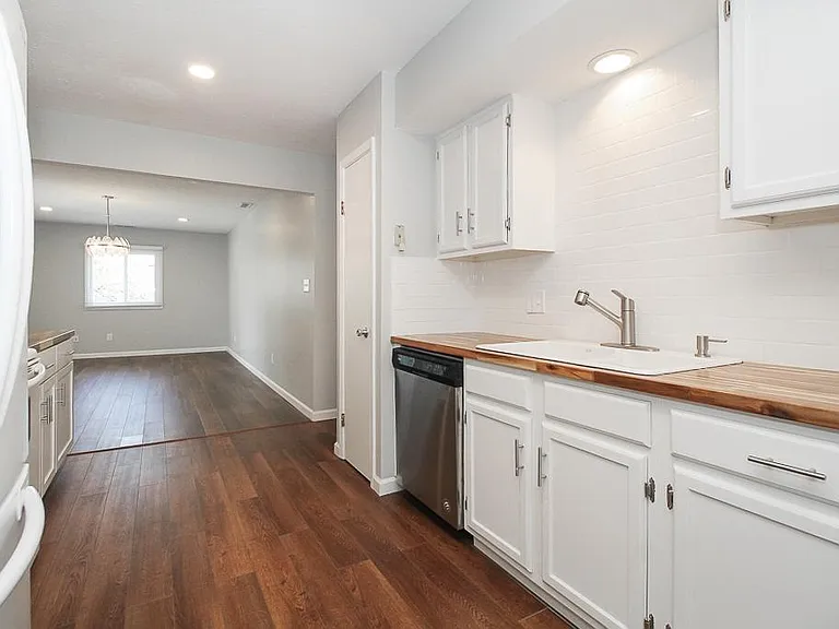1701 Glenwood Dr — Photo 2