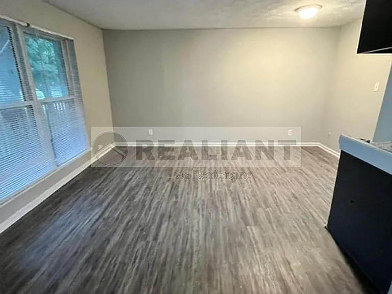 2021 Cambridge Dr #11 — Photo 3