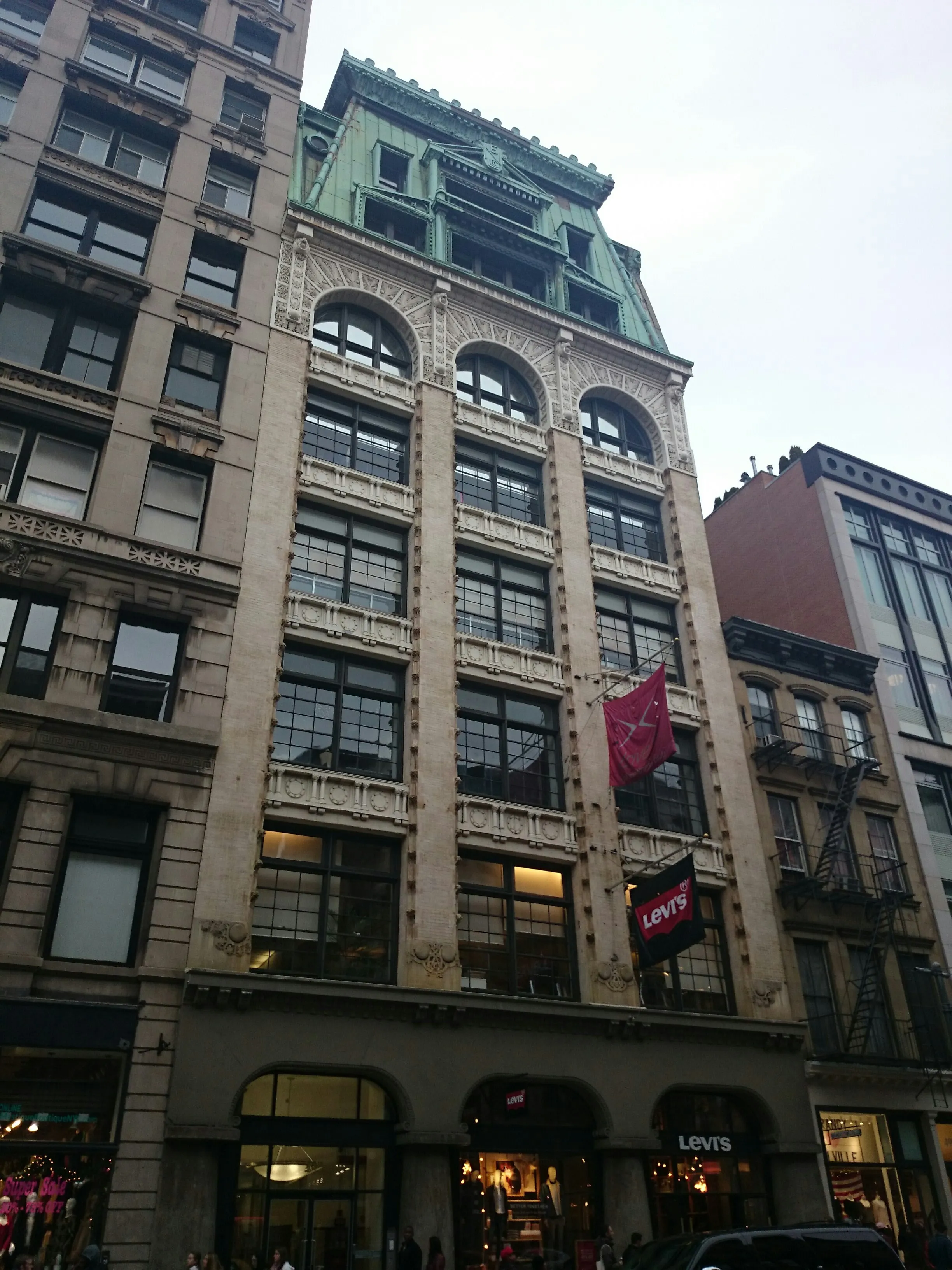 495 broadway levis discount