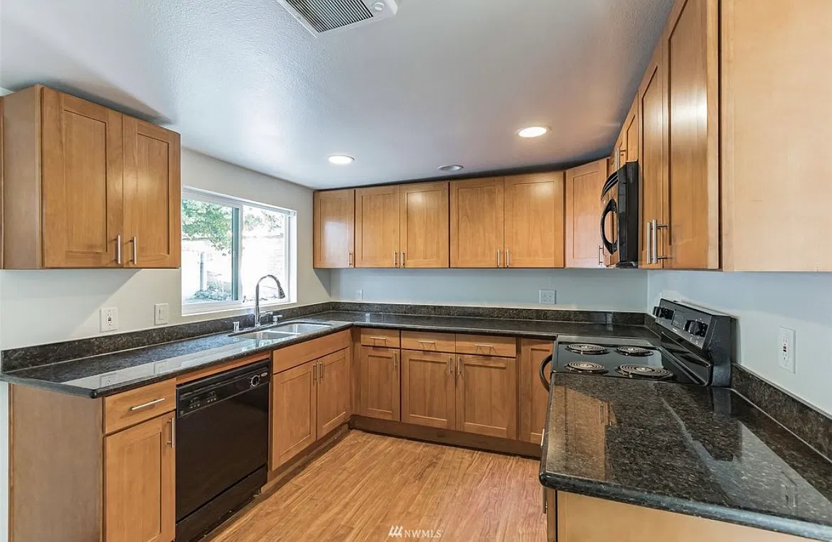7 bed, 3500 sqft, $4,700 — Photo 2