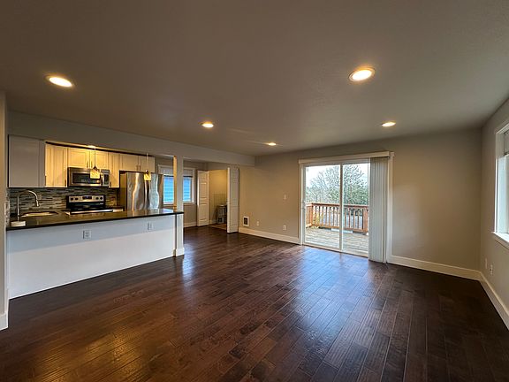 Entry/Living Room