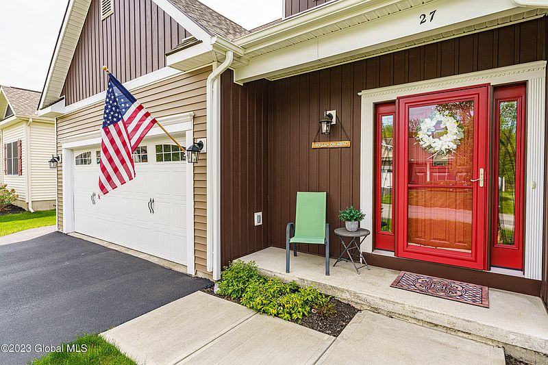 2nd image of 27 Lakepointe Way