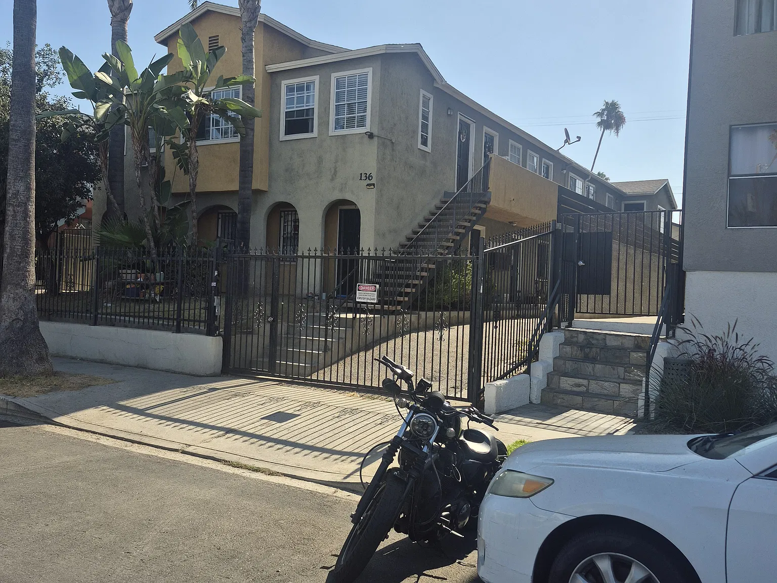 136 N Mariposa Ave — Photo 1