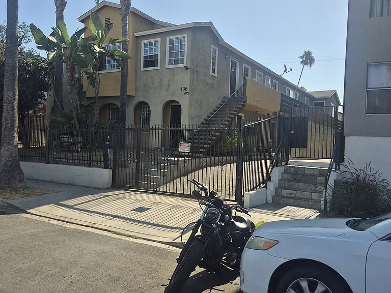 136 N Mariposa Ave #1 — Photo 1