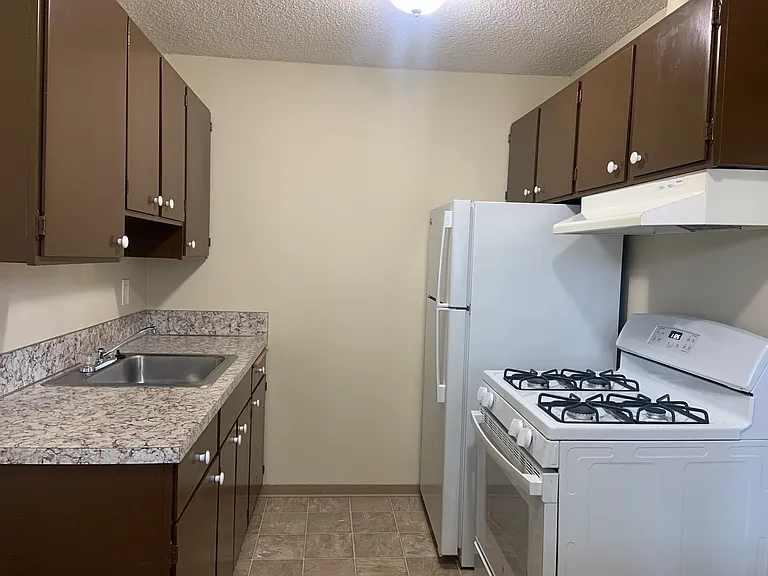 Parkwood Apartments — Photo 2