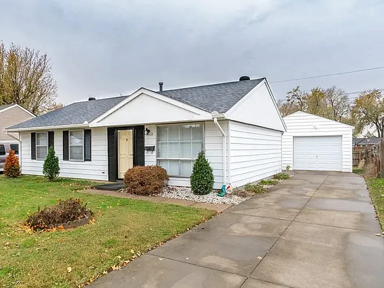 1012 Holly Ave — Photo 2