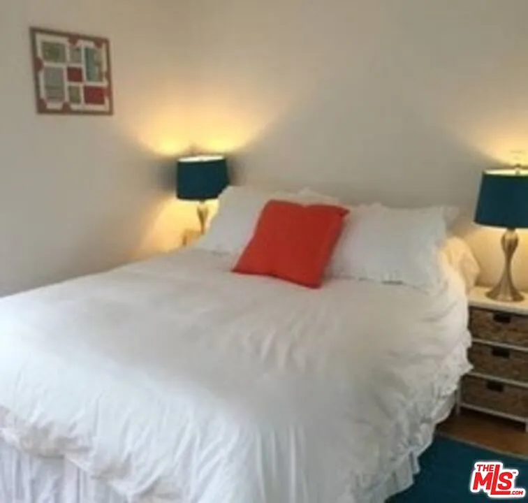 2 bed, 1.0 bath, 1276 sqft, $5,000 — Photo 4