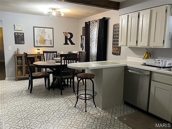 5th image of 28 Crescent Dr
