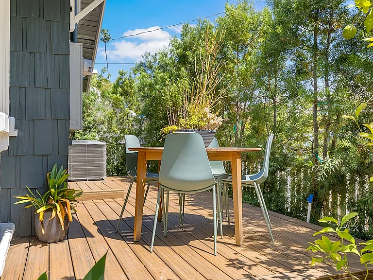 Side sun deck for lounging or dining