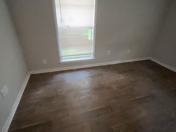 4th image of 928 Palm St