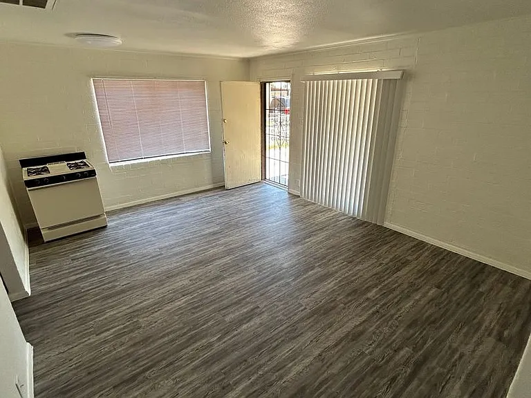 2511 E Cameron Vis — Photo 3