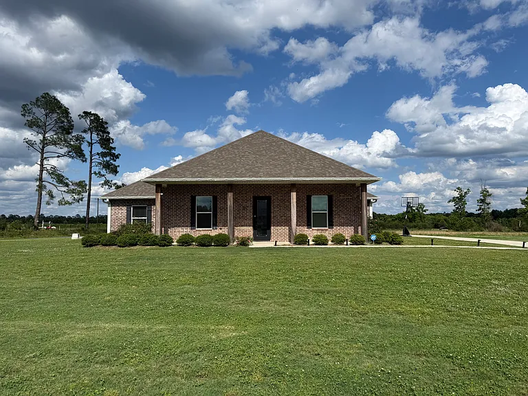 107 Liberty Dr — Photo 1