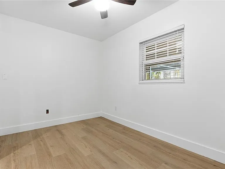 327 Sunny Ln — Photo 23