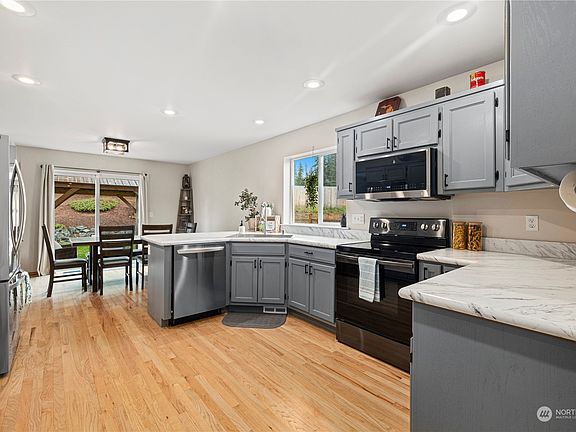 3rd image of 815 Darwins Way