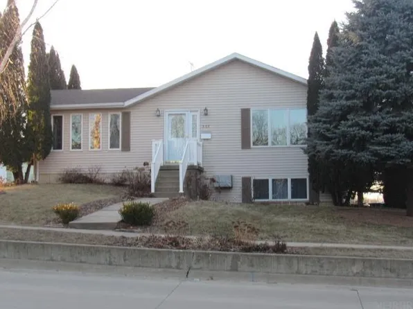 337 N Gill St, Monticello, IA 52310
