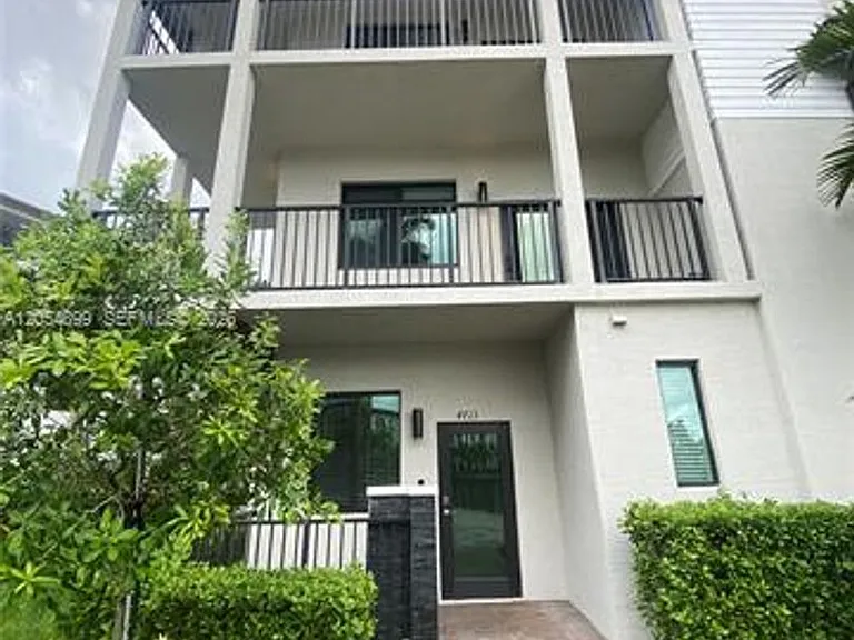 4713 NW 84th Ct #Townhouse 4713 — Photo 2