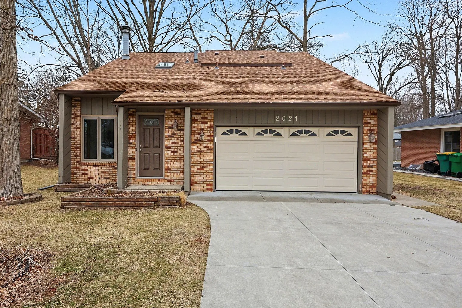2021 Crescent Dr photo 1