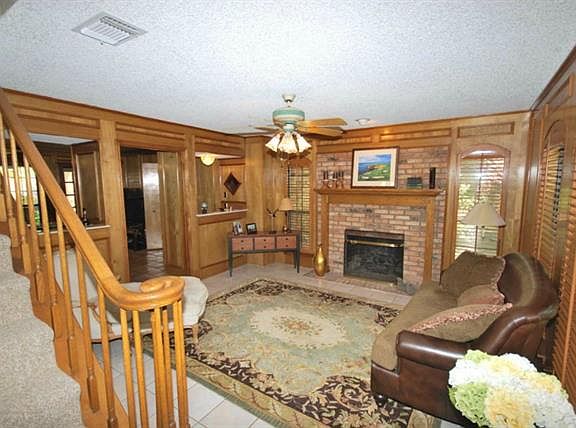 4th image of 302 Larchbrook Dr