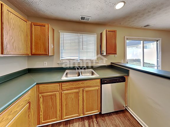 3rd image of 930 W Oaks Dr