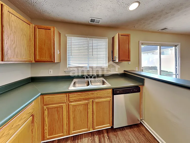 930 W Oaks Dr — Photo 3