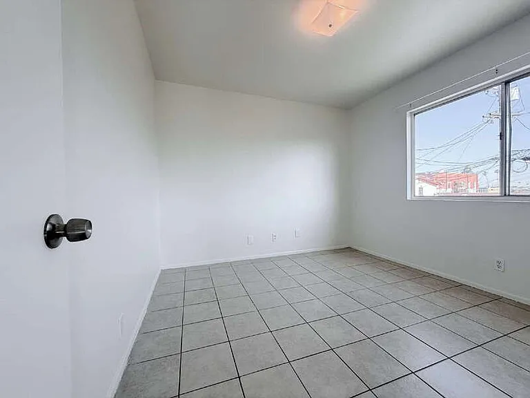 943 W 68th St #4 — Photo 20