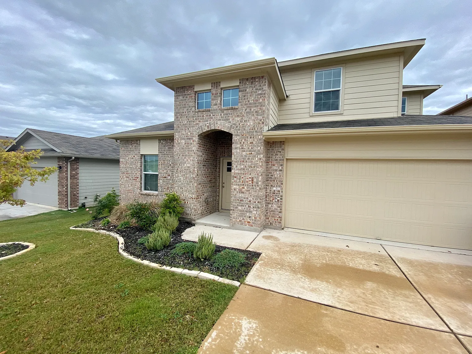 4 bed, 2.5 bath, 2212 sqft, $2,225 — Photo 1
