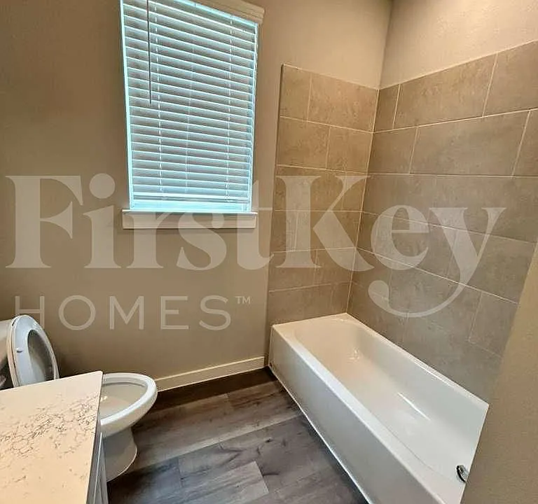 341 N Centro Cir