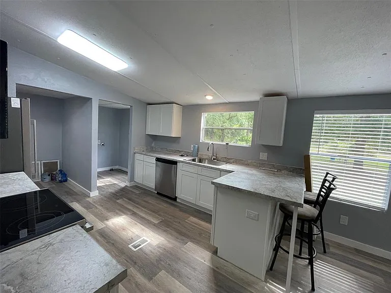 10226 NE 76th Ter — Photo 12