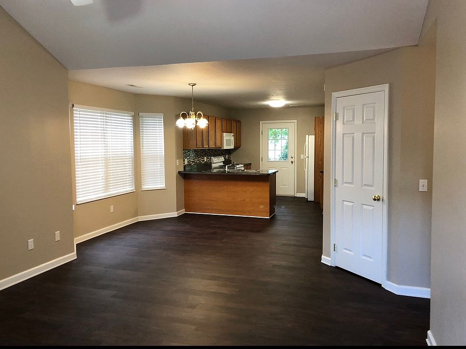 1st image of 826 Plantation Dr