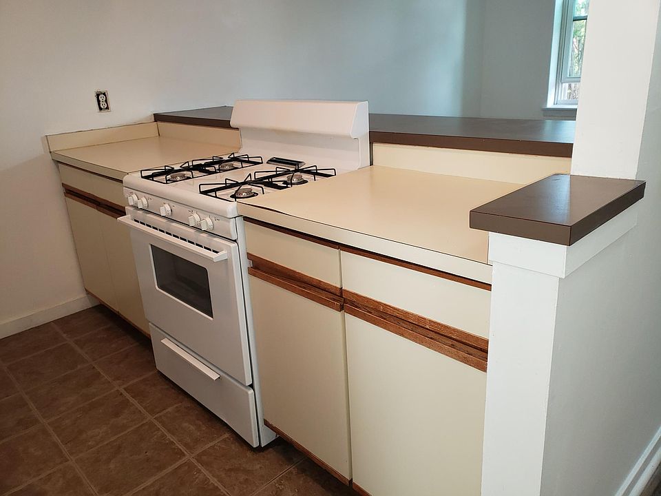 Lots of cabinets. Gas stove.