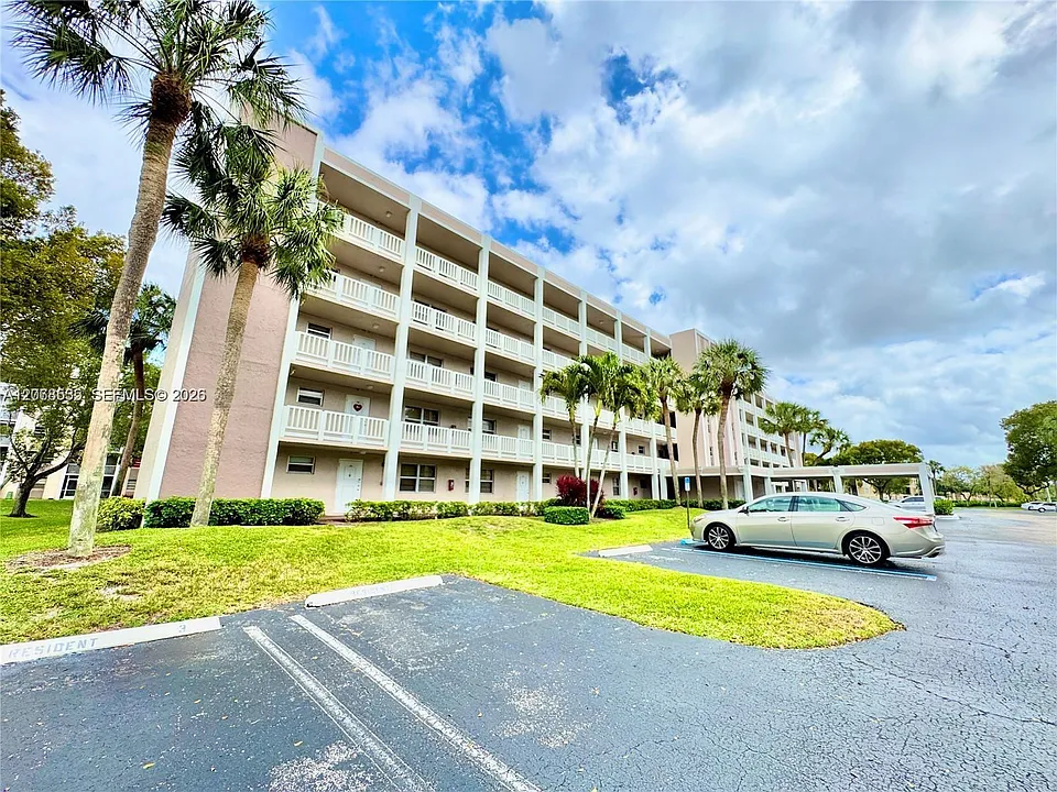 1075 Riverside Dr #302