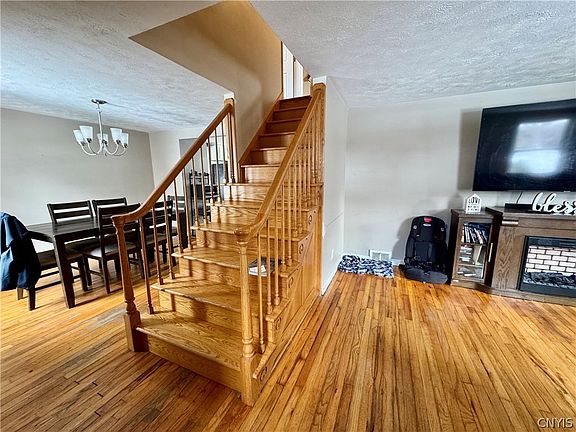 4th image of 15 Woodlawn Ave E
