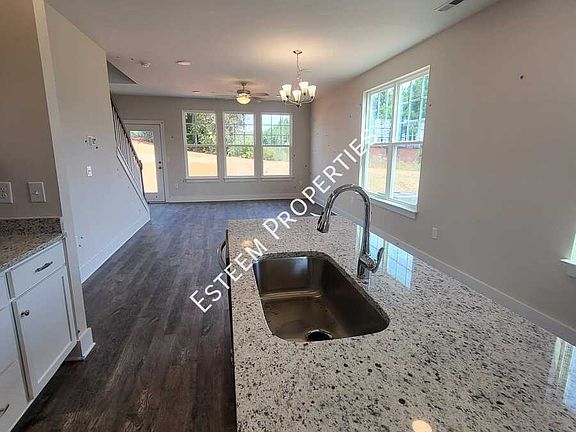4th image of 909 Hillman Ln #1