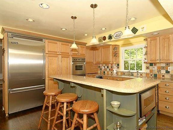 3rd image of 922 Holly Run Ct
