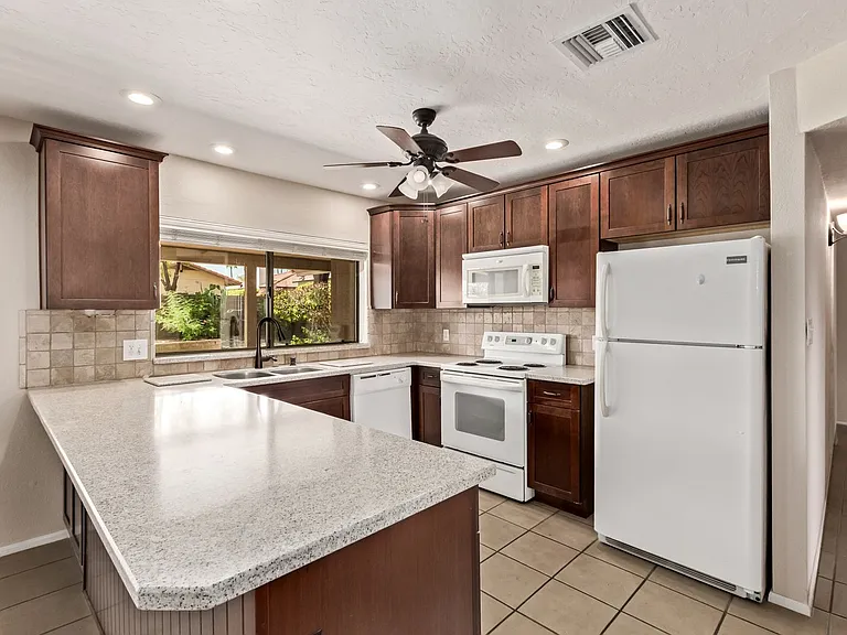 2637 E Sierra St — Photo 16