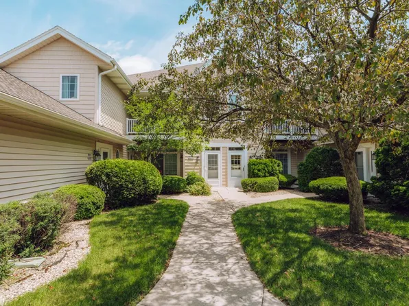 W398N6056 Autumn Woods DRIVE #35, Oconomowoc, WI 53066
