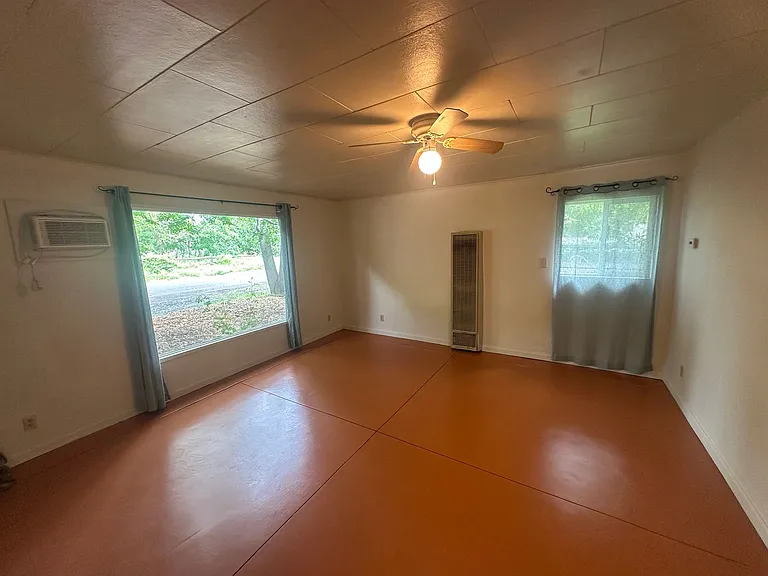 2050 Laburnum Ave — Photo 10