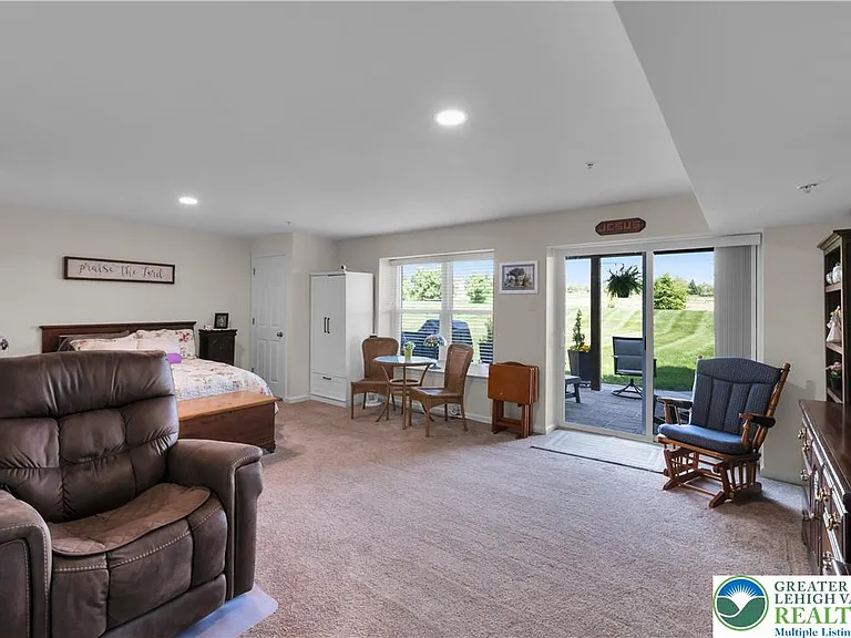 991 King Way — Photo 44