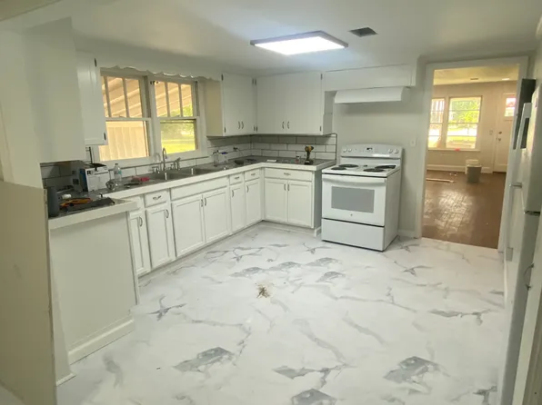 406 Chester Ave, Douglas, GA 31533