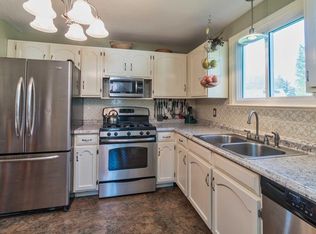 19 Hemlock Dr, Swansea, MA 02777