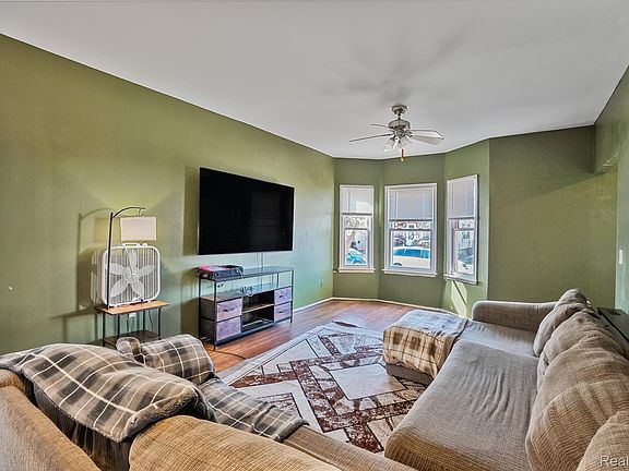 4th image of 2422 Commor St