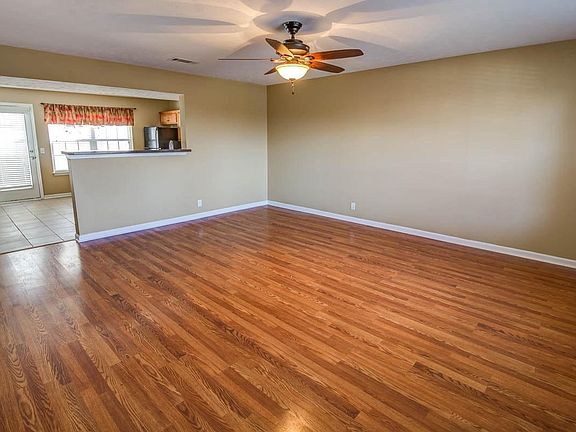 Open floor plan from the living room to the kicthen